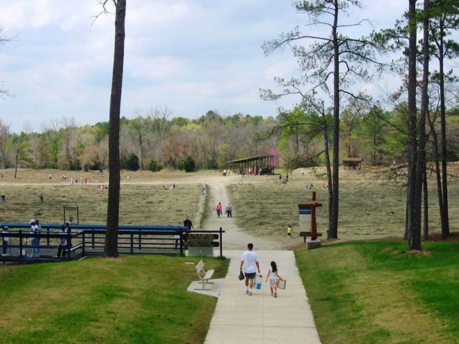 Công viên quốc gia Crater of Diamonds, Murfreesboro, Arkansas, Mỹ: Du khách có thể tự đem theo hoặc thuê dụng cụ ở khu mỏ kim cương duy nhất trên thế giới mở cửa đón khách với giá vé 7 USD cho người lớn và 4 USD cho trẻ em vào  tìm kim cương. Ảnh: Arkansasstateparksblog.